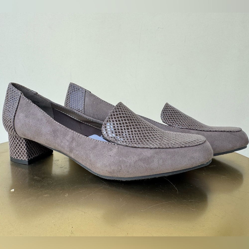 NWT LONDONFOG FAUX CROCODILE DRESS HEELS